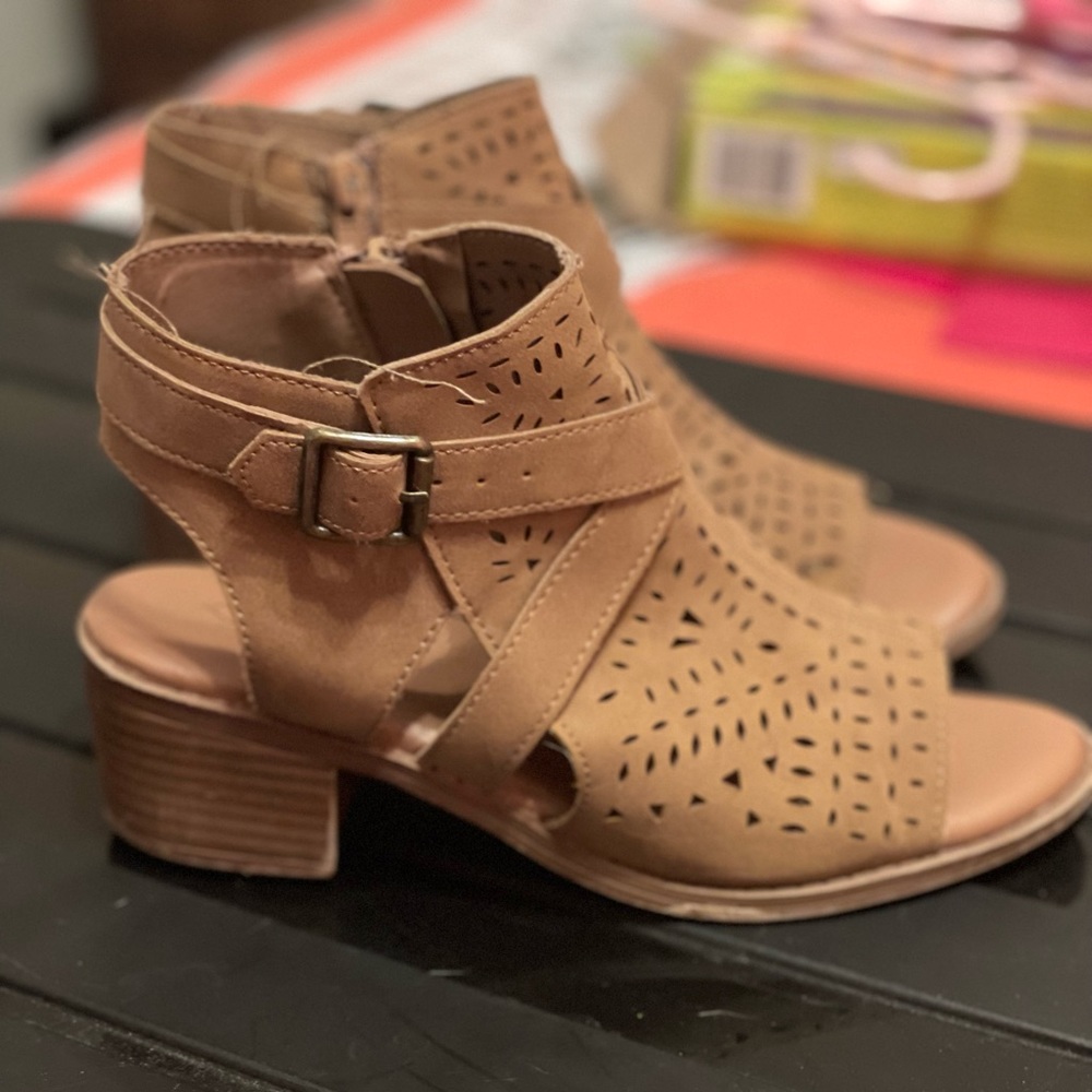 Girls Tan block heel, Peep Toe Sandal- Great Condition!